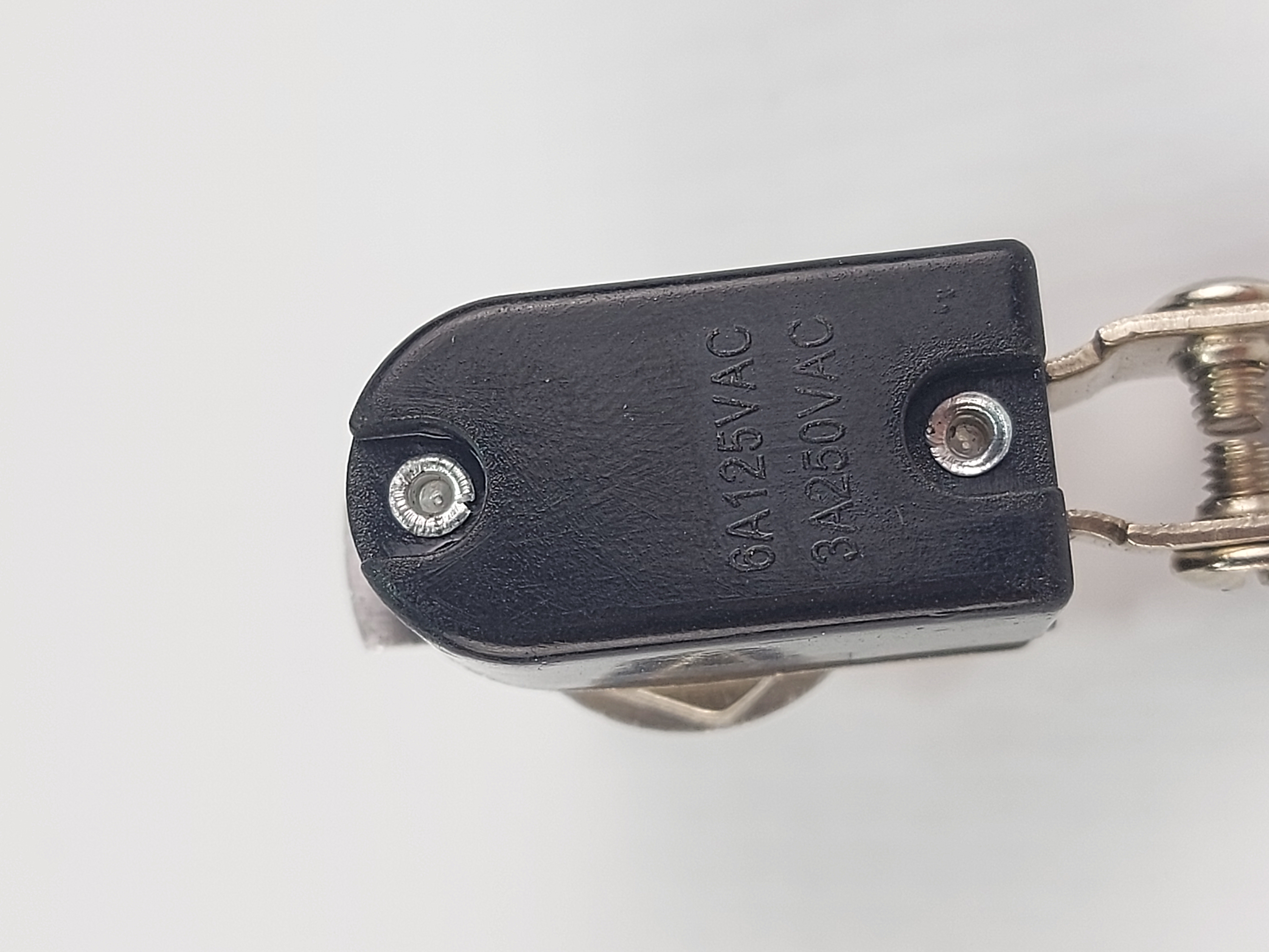 Тумблер двухпозиционный RUICHI KNH-1S ON-OFF SPST 3А/250В