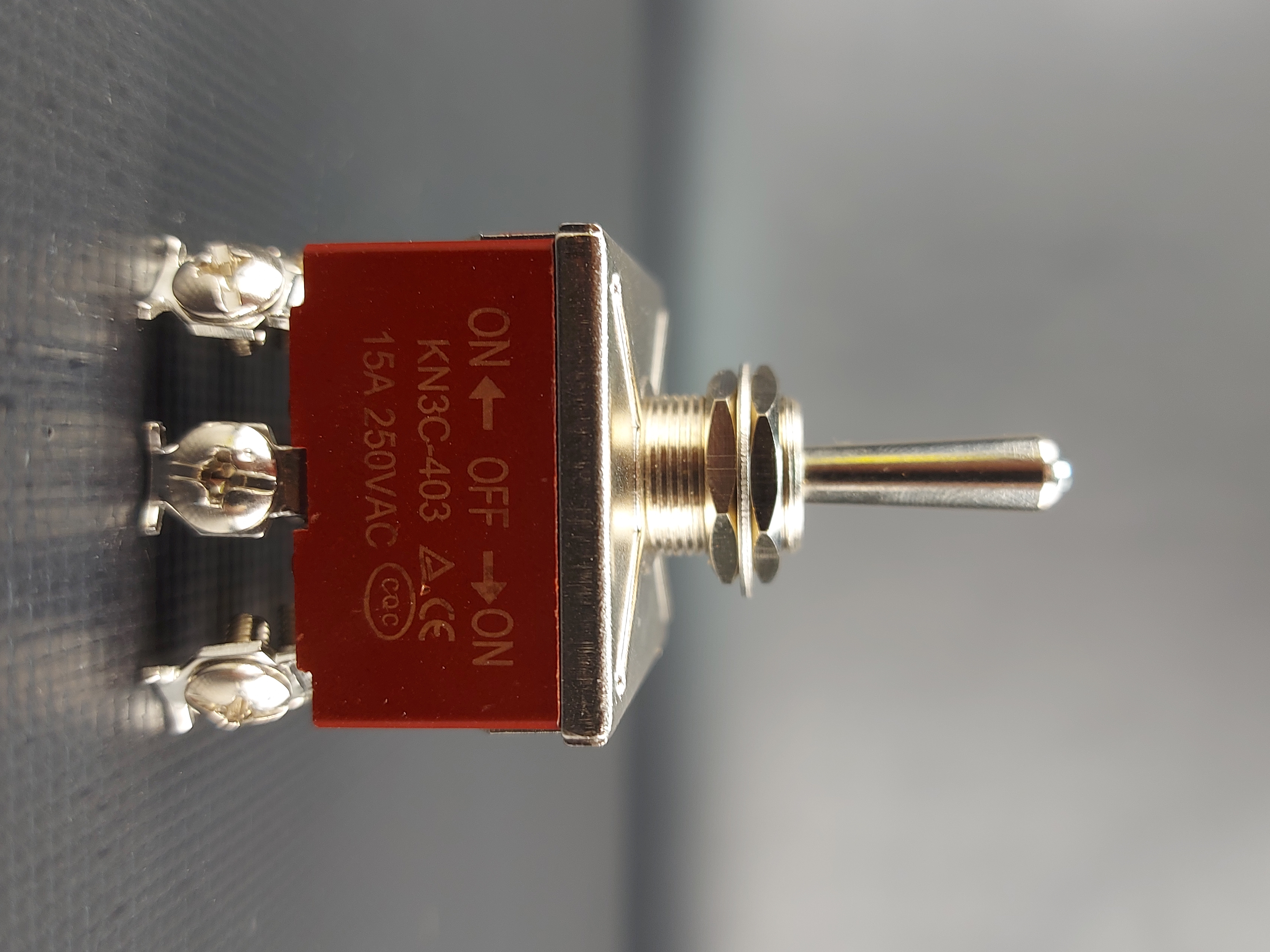Тумблер трехпозиционный RUICHI KN3B-403A ON-OFF-ON 15A/250V